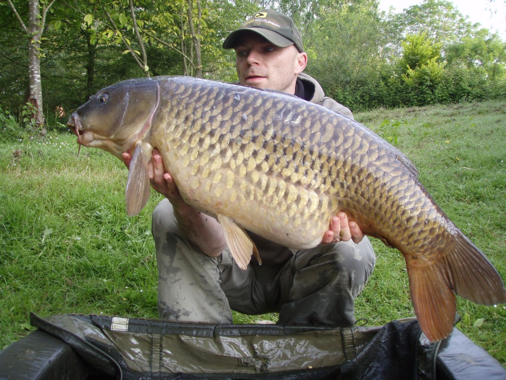 Kev Smith with a 30lb 10 oz common from Heron caught in 'Bailiffs'