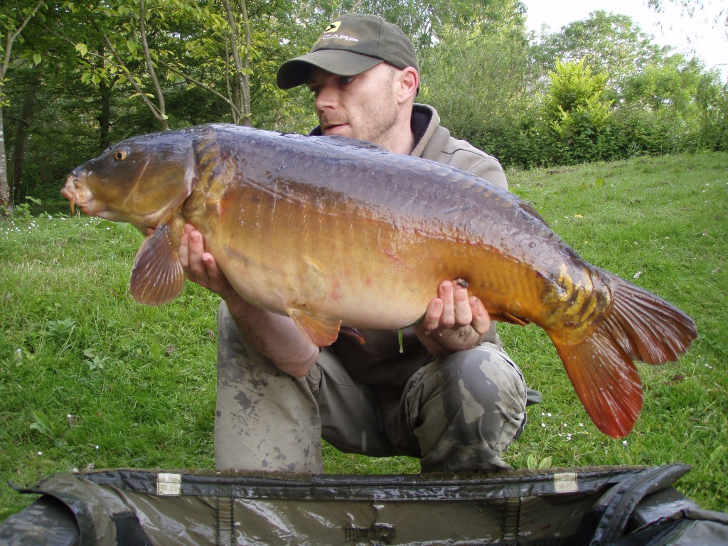 Kev Smith with a 24lb 12oz mirror from Heron, caught from 'Bailiffs'